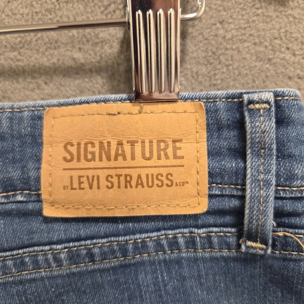 Levi's Signature Mid Rise Denim Shorts Women's Waist 33‎ Cuffed Casual Classic